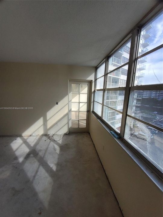 For Sale: $124,999 (1 beds, 2 baths, 861 Square Feet)