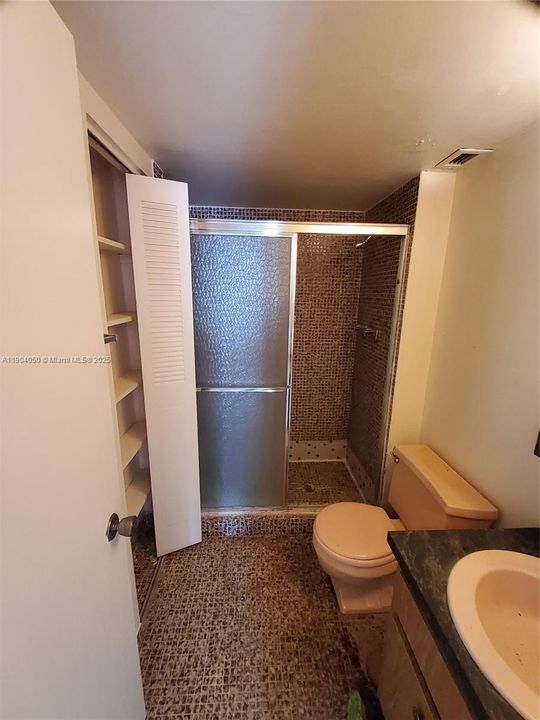 For Sale: $124,999 (1 beds, 2 baths, 861 Square Feet)