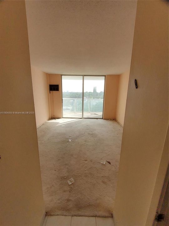 For Sale: $124,999 (1 beds, 2 baths, 861 Square Feet)