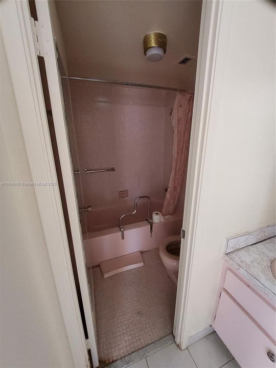 For Sale: $124,999 (1 beds, 2 baths, 861 Square Feet)