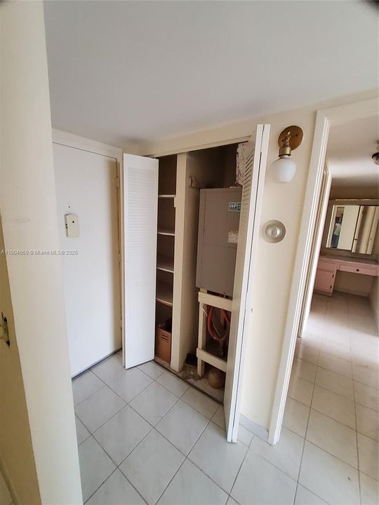 For Sale: $124,999 (1 beds, 2 baths, 861 Square Feet)