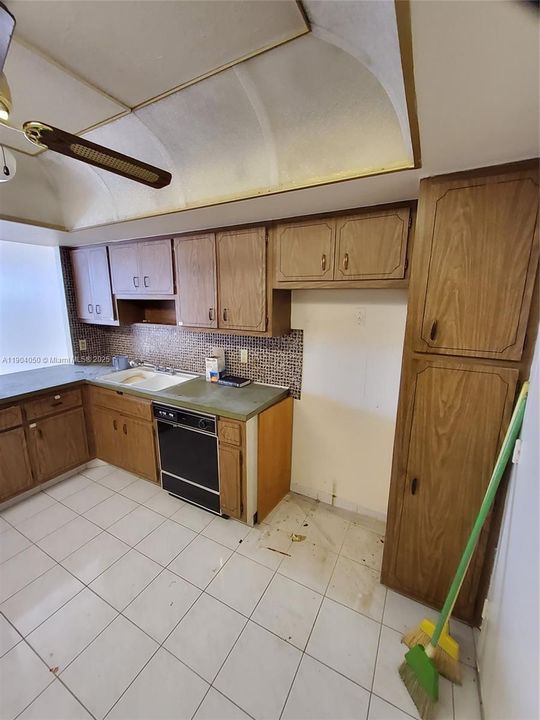 For Sale: $124,999 (1 beds, 2 baths, 861 Square Feet)