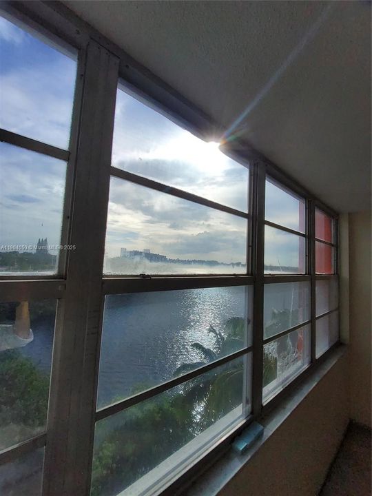 For Sale: $124,999 (1 beds, 2 baths, 861 Square Feet)