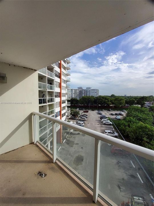 For Sale: $124,999 (1 beds, 2 baths, 861 Square Feet)