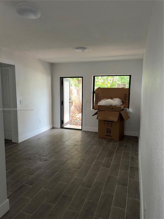 For Rent: $2,700 (2 beds, 1 baths, 700 Square Feet)