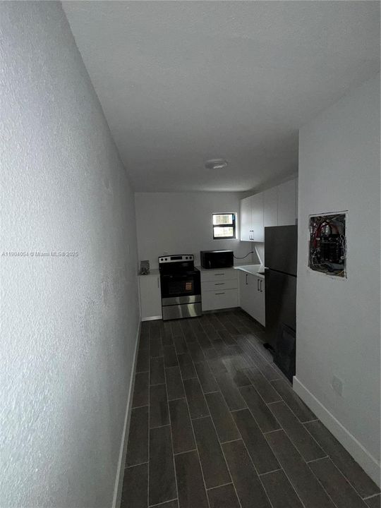 For Rent: $2,700 (2 beds, 1 baths, 700 Square Feet)