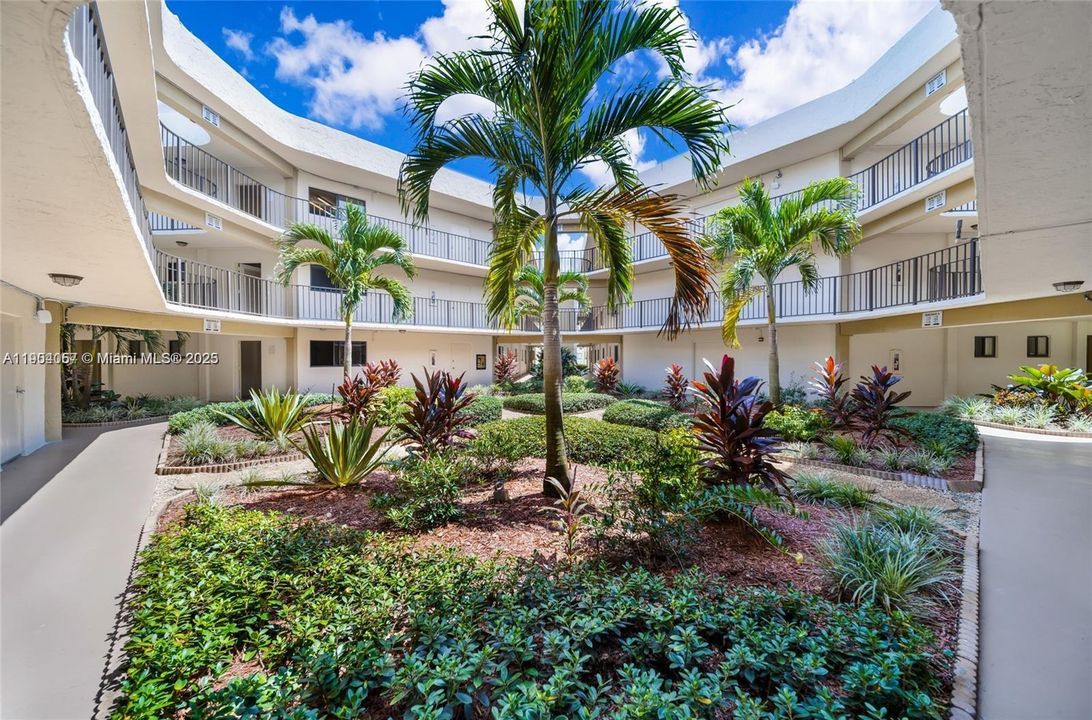 For Rent: $2,200 (2 beds, 2 baths, 965 Square Feet)