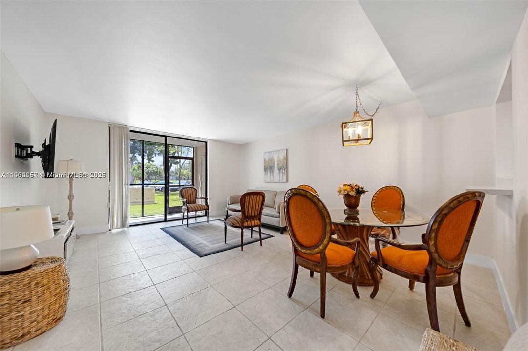 For Rent: $2,200 (2 beds, 2 baths, 965 Square Feet)