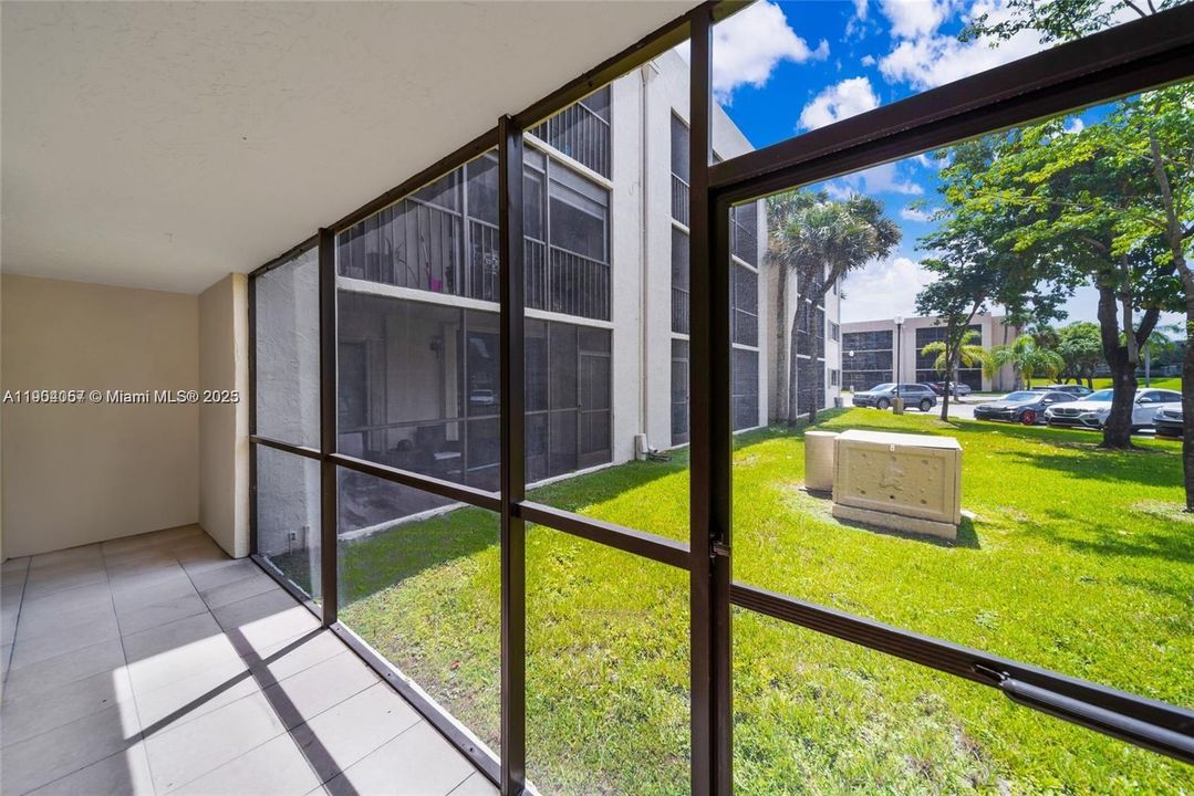 For Rent: $2,200 (2 beds, 2 baths, 965 Square Feet)