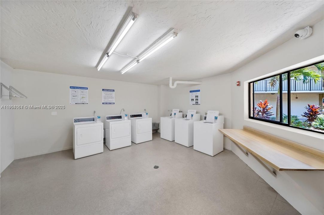 For Rent: $2,200 (2 beds, 2 baths, 965 Square Feet)