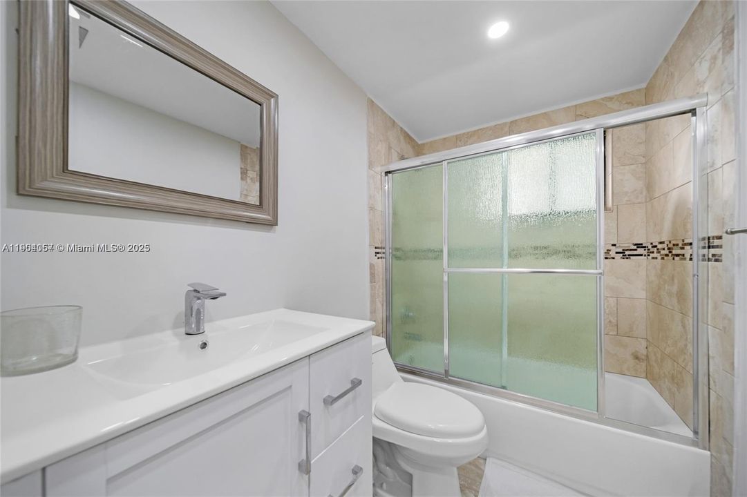 For Rent: $2,200 (2 beds, 2 baths, 965 Square Feet)