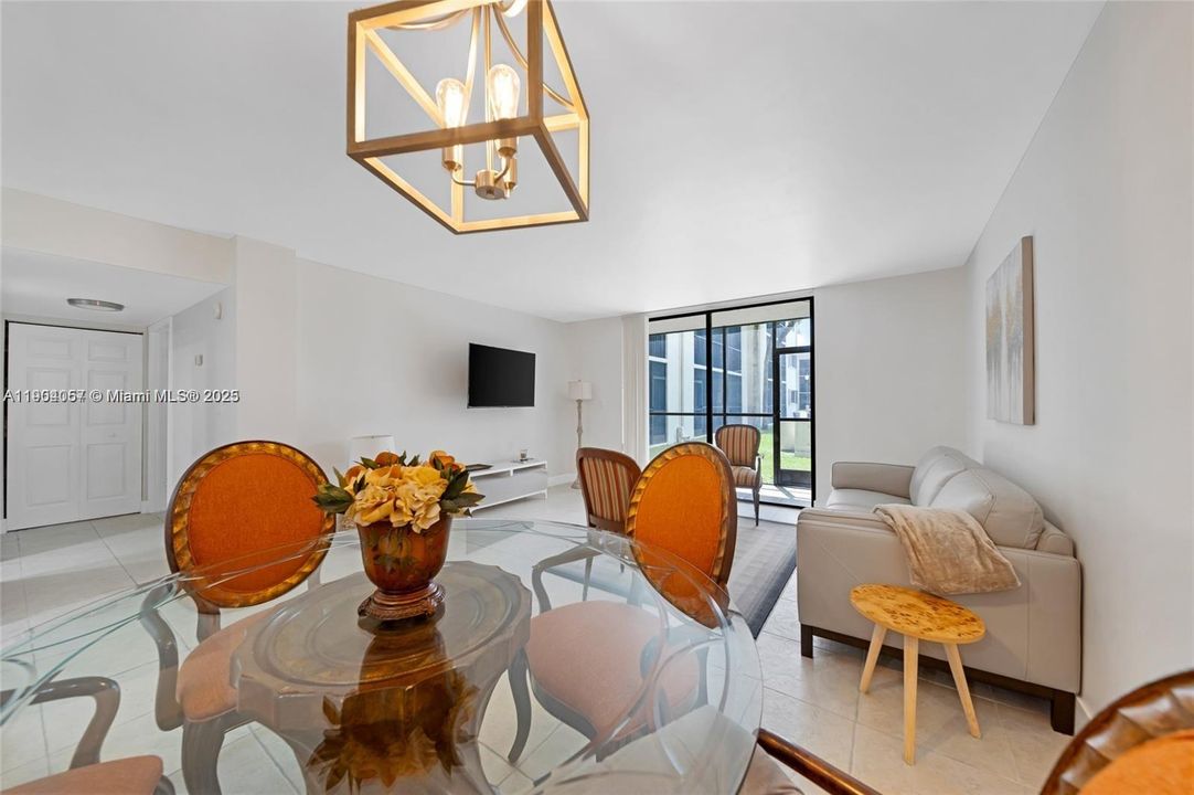 For Rent: $2,200 (2 beds, 2 baths, 965 Square Feet)