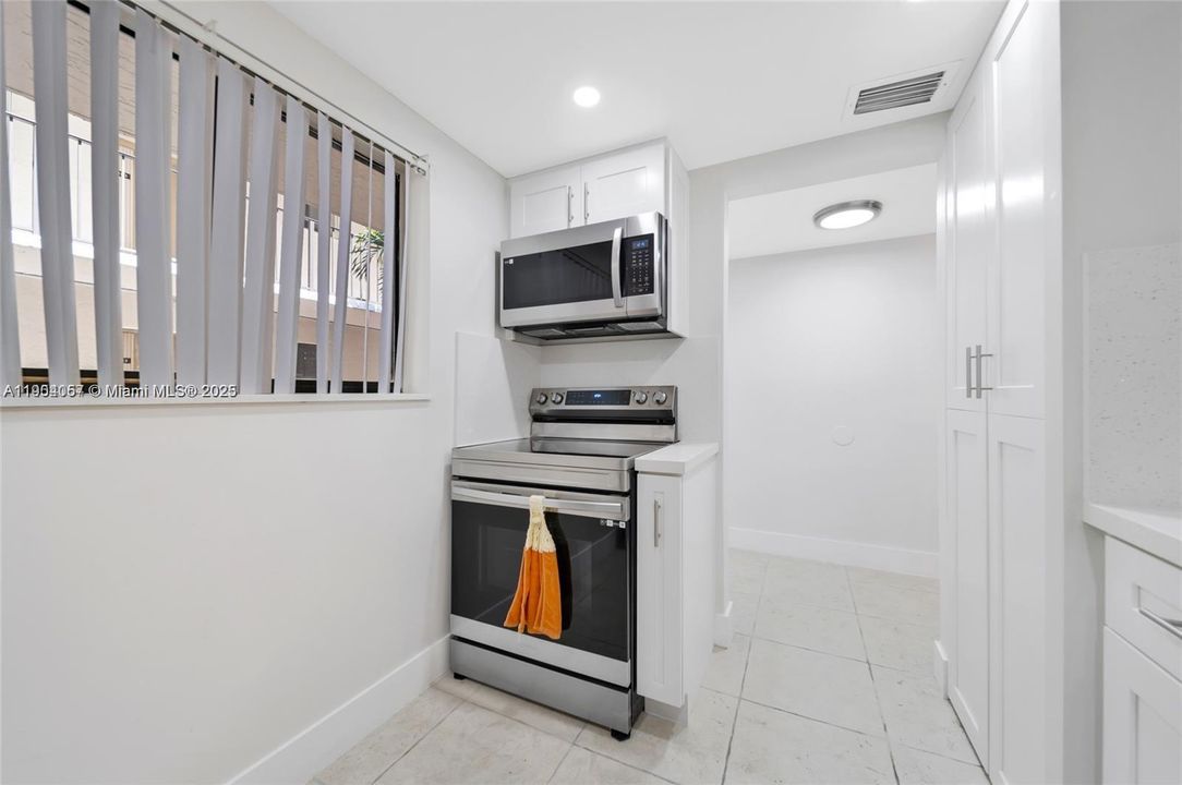For Rent: $2,200 (2 beds, 2 baths, 965 Square Feet)