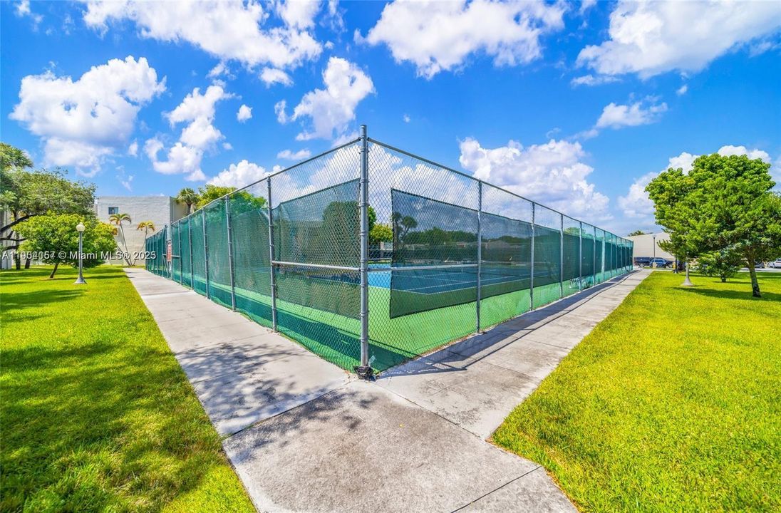 For Rent: $2,200 (2 beds, 2 baths, 965 Square Feet)