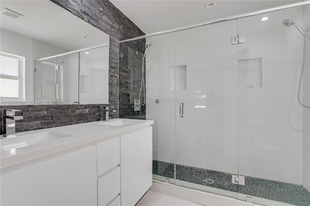 En Venta: $3,295,000 (5 camas, 5 baños, 3141 Pies cuadrados)