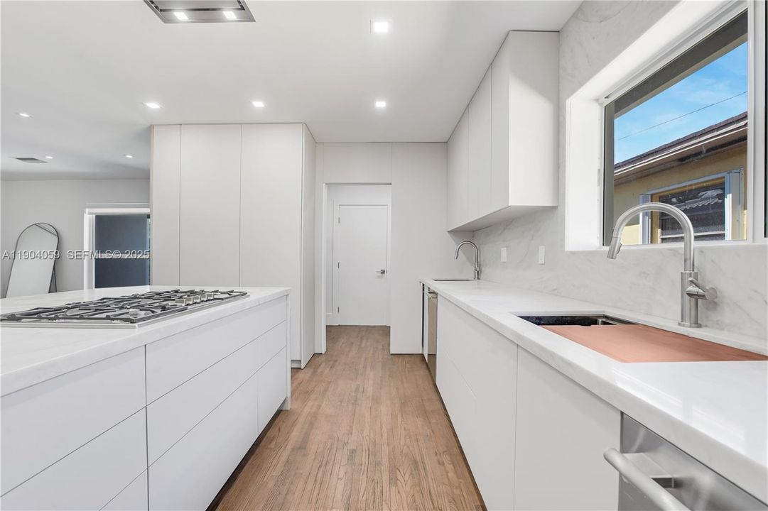 En Venta: $3,295,000 (5 camas, 5 baños, 3141 Pies cuadrados)