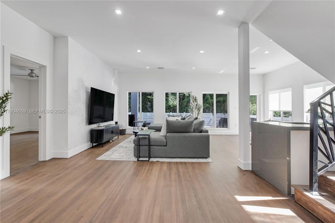 En Venta: $3,295,000 (5 camas, 5 baños, 3141 Pies cuadrados)