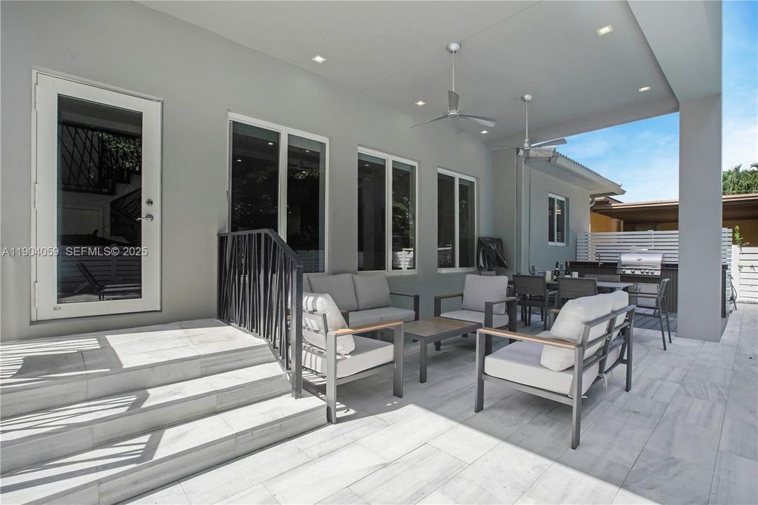 En Venta: $3,295,000 (5 camas, 5 baños, 3141 Pies cuadrados)