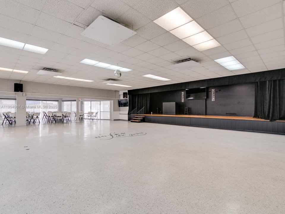 待售: $139,000 (2 贝兹, 1 浴室, 848 平方英尺)