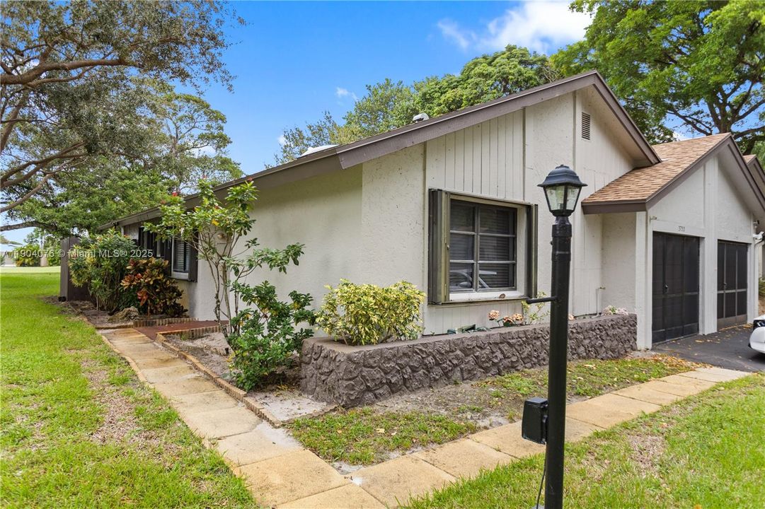 Active With Contract: $349,900 (2 beds, 2 baths, 1173 Square Feet)