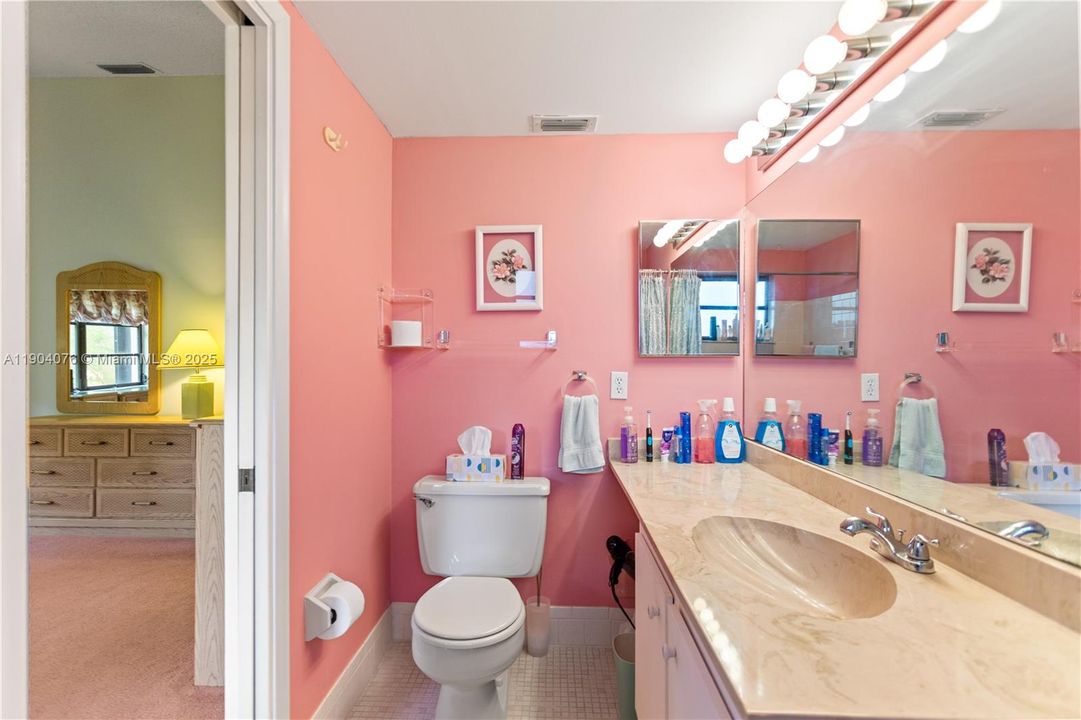 Active With Contract: $349,900 (2 beds, 2 baths, 1173 Square Feet)