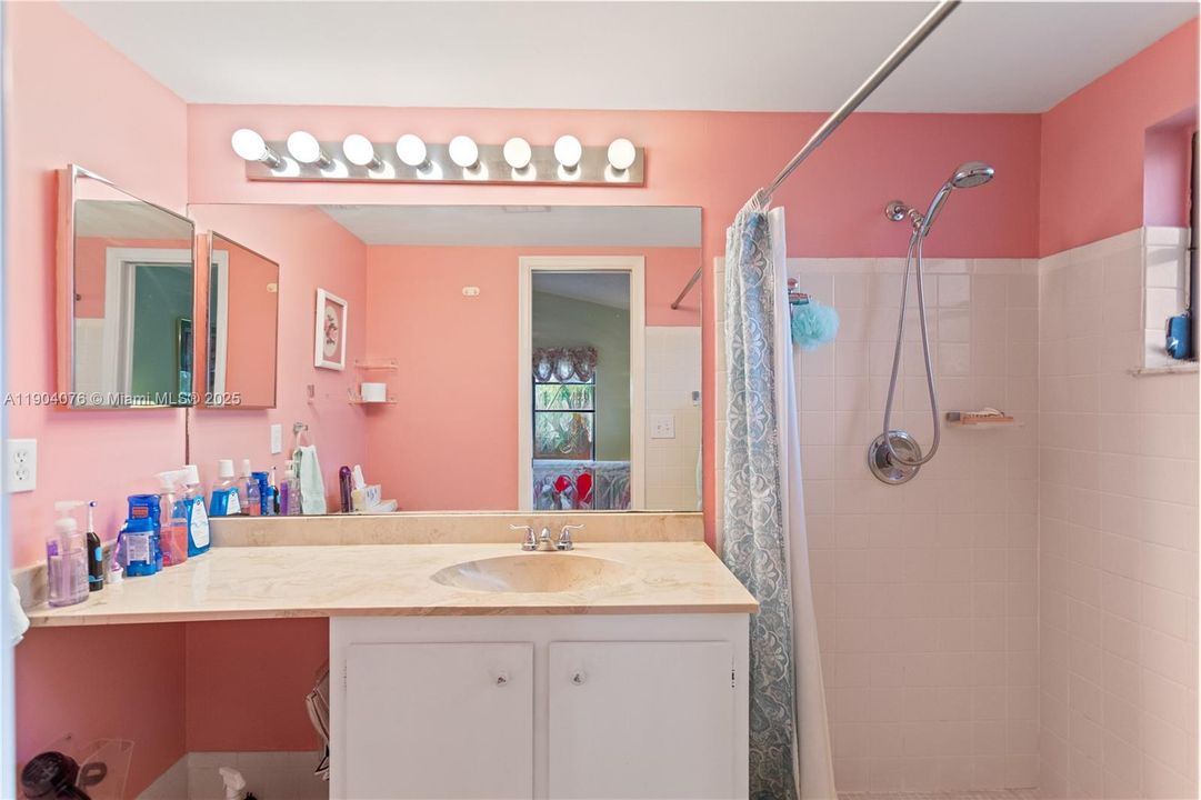 Active With Contract: $349,900 (2 beds, 2 baths, 1173 Square Feet)