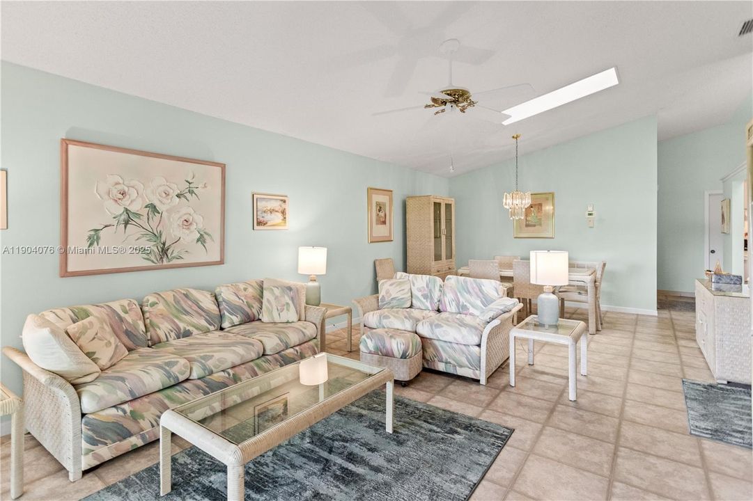 Active With Contract: $349,900 (2 beds, 2 baths, 1173 Square Feet)