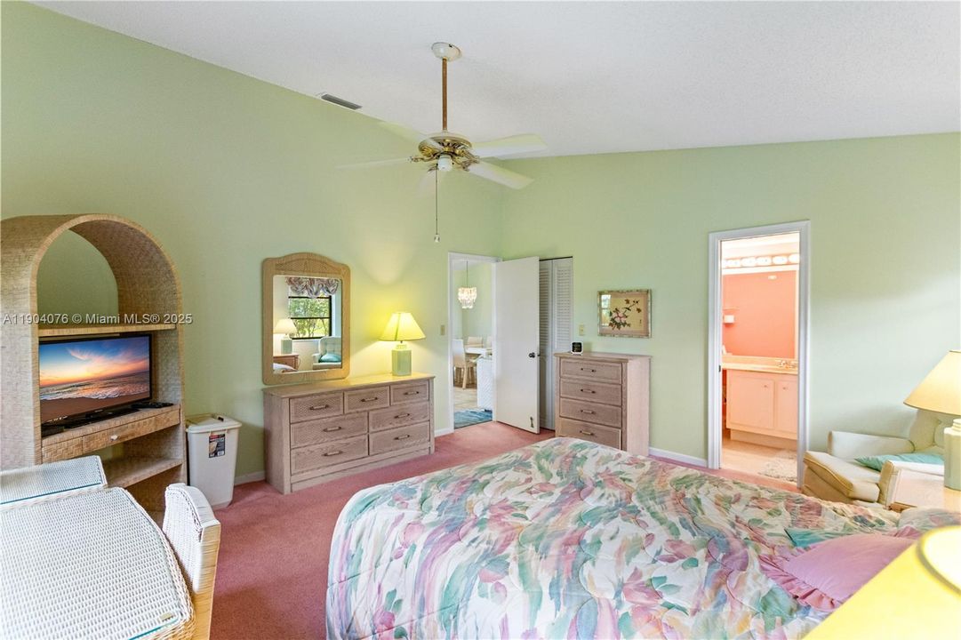 Active With Contract: $349,900 (2 beds, 2 baths, 1173 Square Feet)