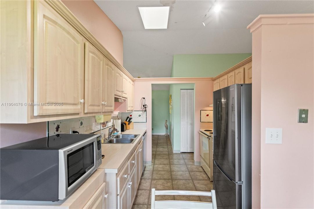 Active With Contract: $349,900 (2 beds, 2 baths, 1173 Square Feet)