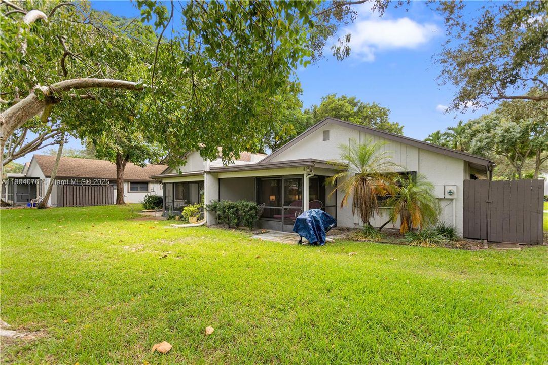 Active With Contract: $349,900 (2 beds, 2 baths, 1173 Square Feet)