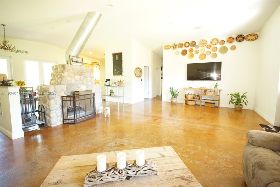 En Venta: $1,400,000 (3 camas, 2 baños, 2355 Pies cuadrados)