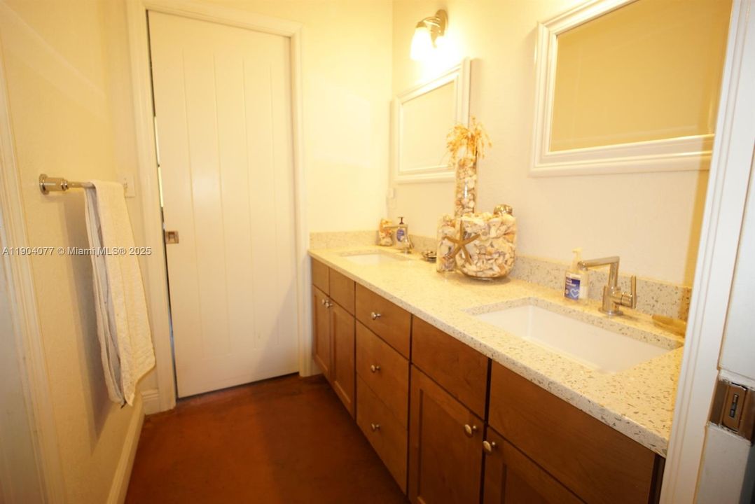 En Venta: $1,400,000 (3 camas, 2 baños, 2355 Pies cuadrados)