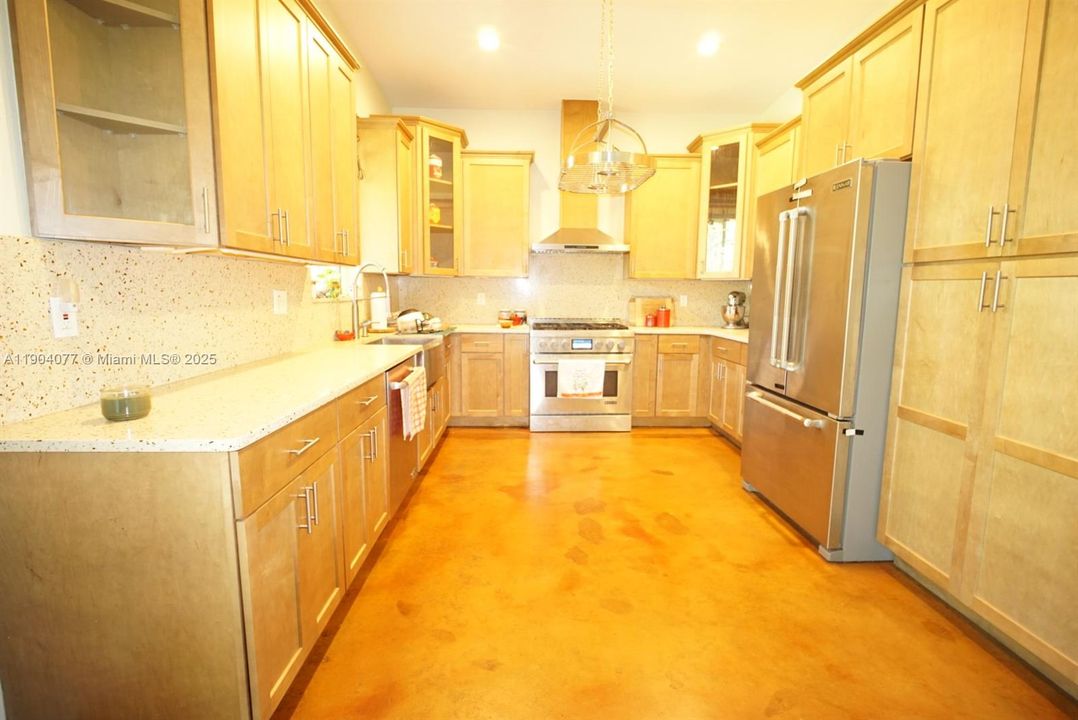 En Venta: $1,400,000 (3 camas, 2 baños, 2355 Pies cuadrados)