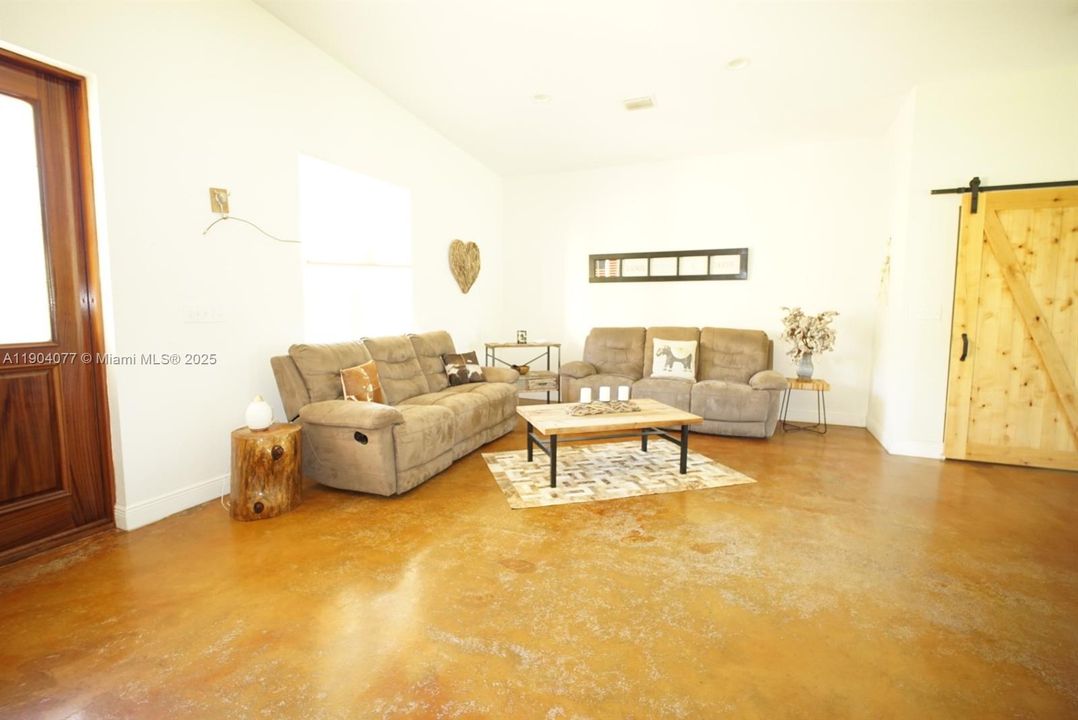 En Venta: $1,400,000 (3 camas, 2 baños, 2355 Pies cuadrados)