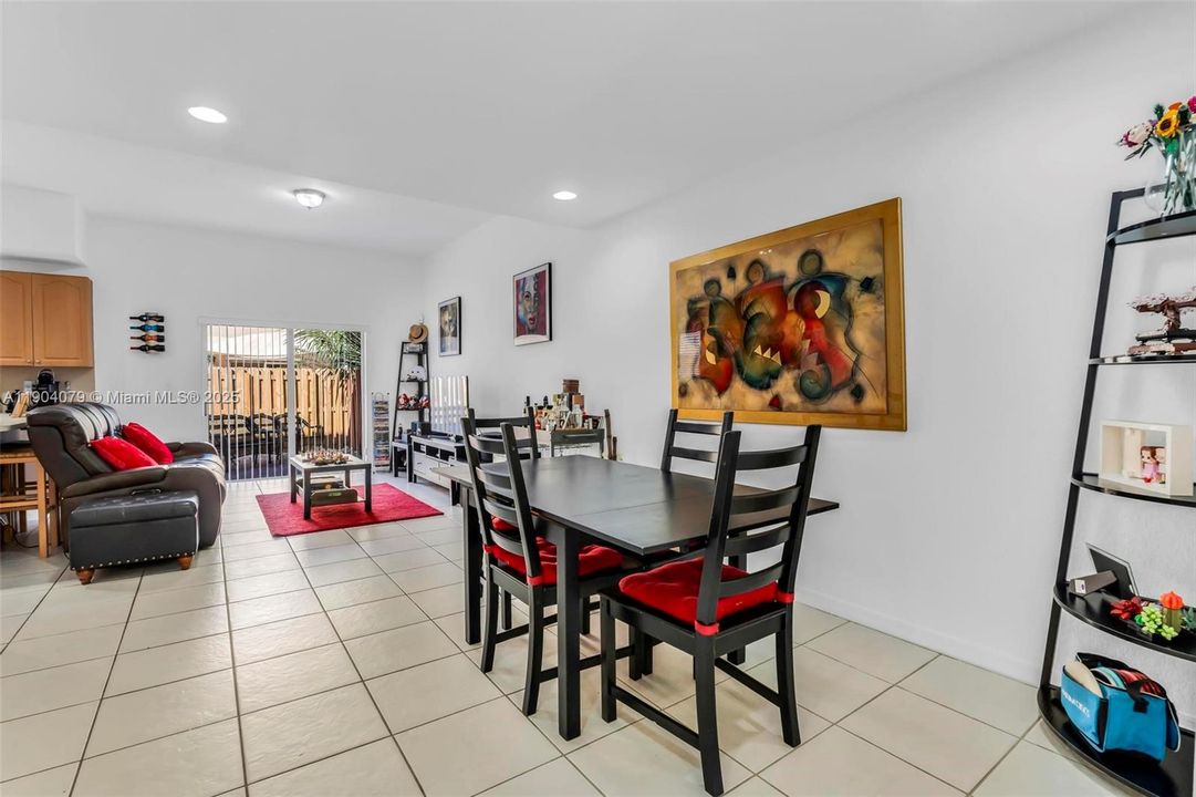 На продажу: $390,000 (2 спален, 2 ванн, 1518 Квадратных фут)