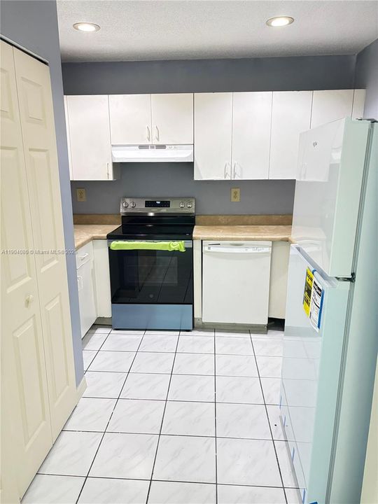 Recently Rented: $2,850 (3 beds, 2 baths, 1320 Square Feet)