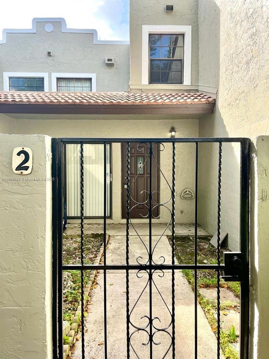 For Sale: $339,000 (2 beds, 1 baths, 1050 Square Feet)