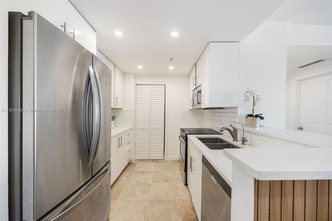 For Sale: $575,000 (2 beds, 2 baths, 1219 Square Feet)