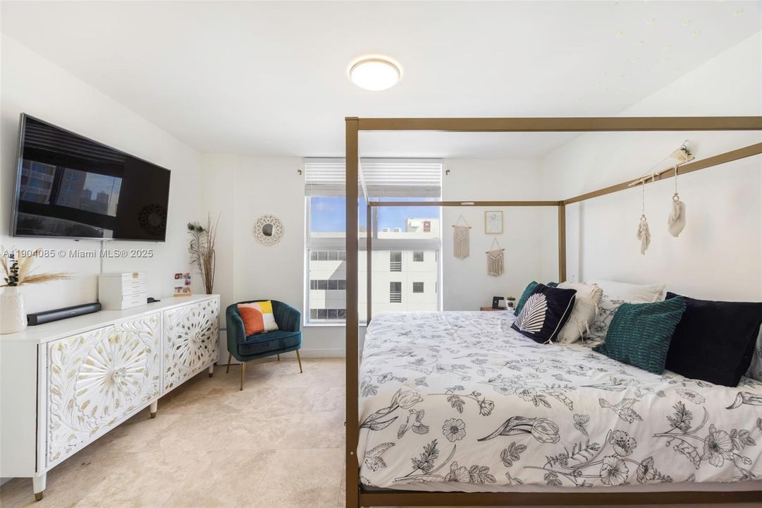 For Sale: $575,000 (2 beds, 2 baths, 1219 Square Feet)