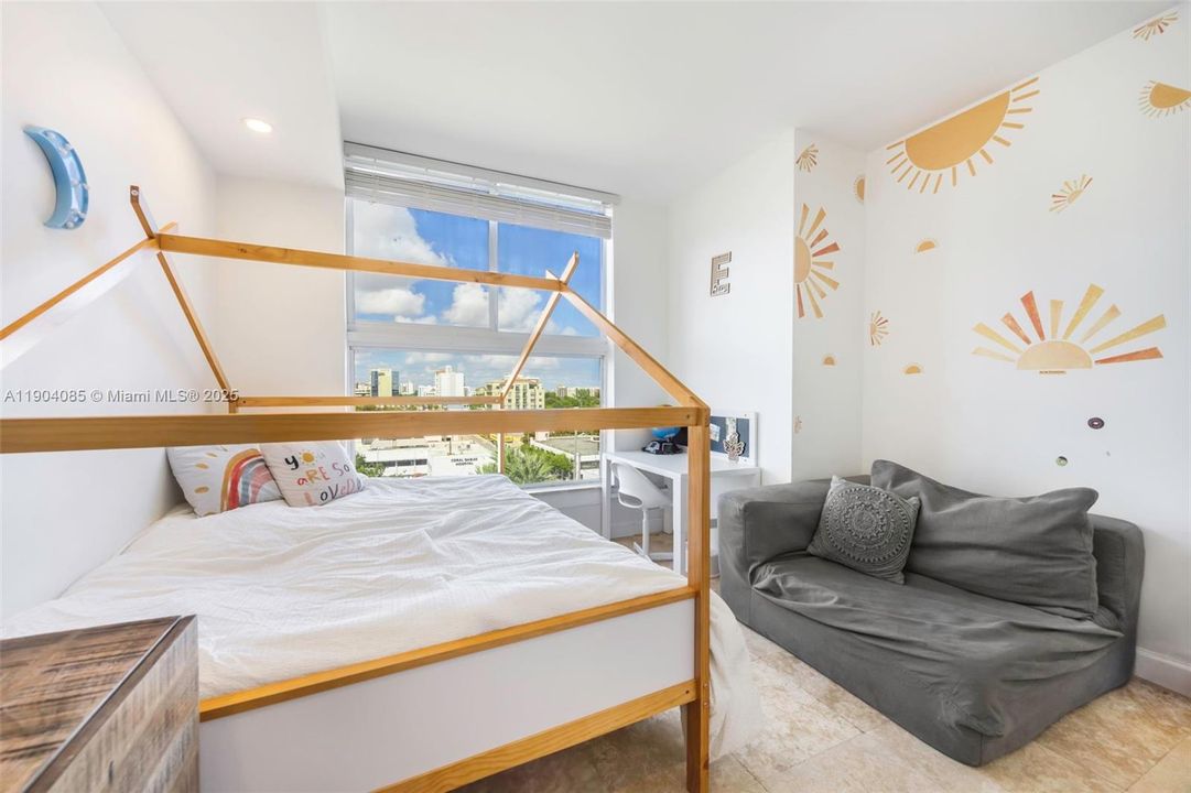 For Sale: $575,000 (2 beds, 2 baths, 1219 Square Feet)