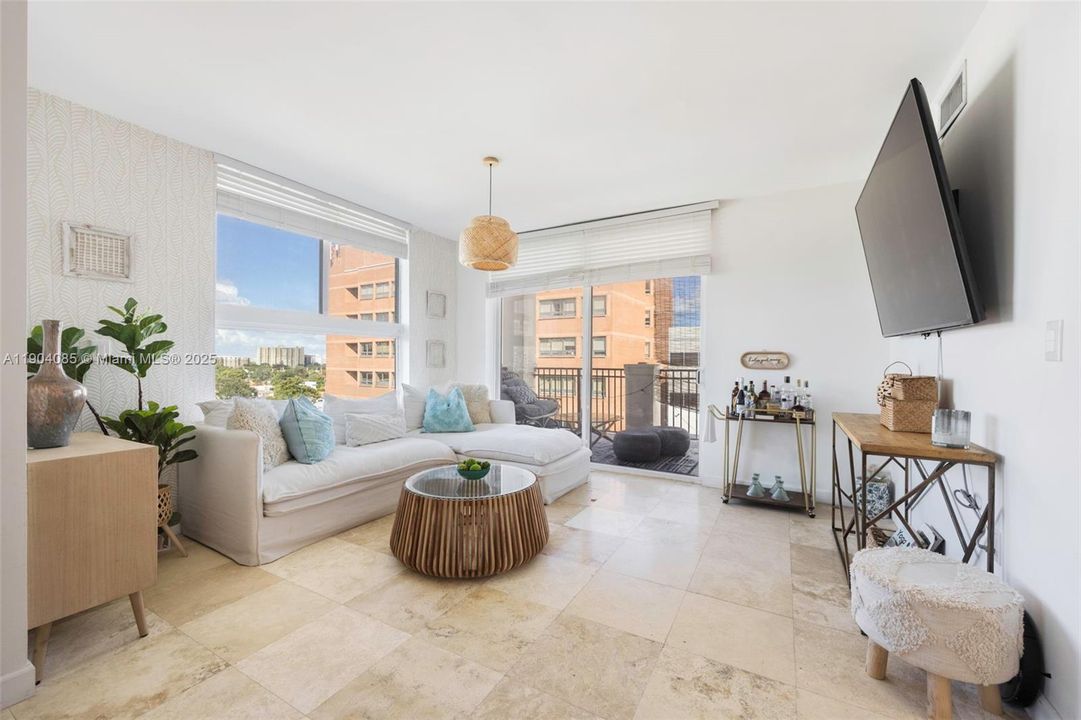 For Sale: $575,000 (2 beds, 2 baths, 1219 Square Feet)