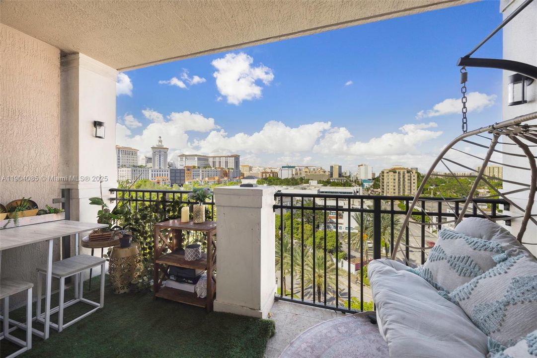 For Sale: $575,000 (2 beds, 2 baths, 1219 Square Feet)
