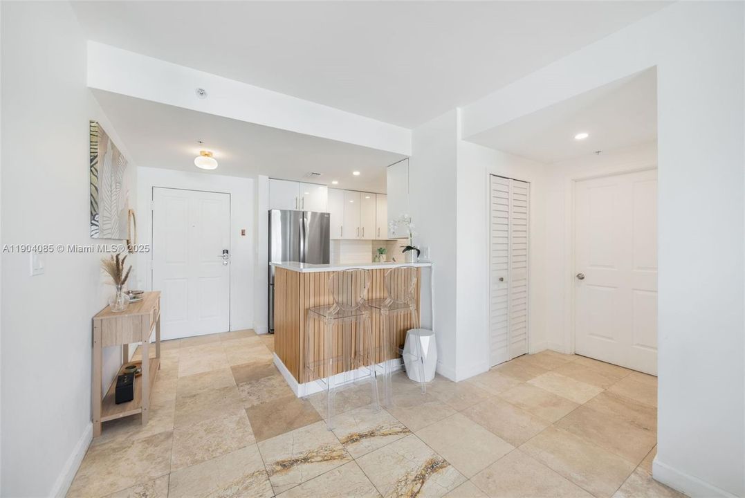 For Sale: $575,000 (2 beds, 2 baths, 1219 Square Feet)