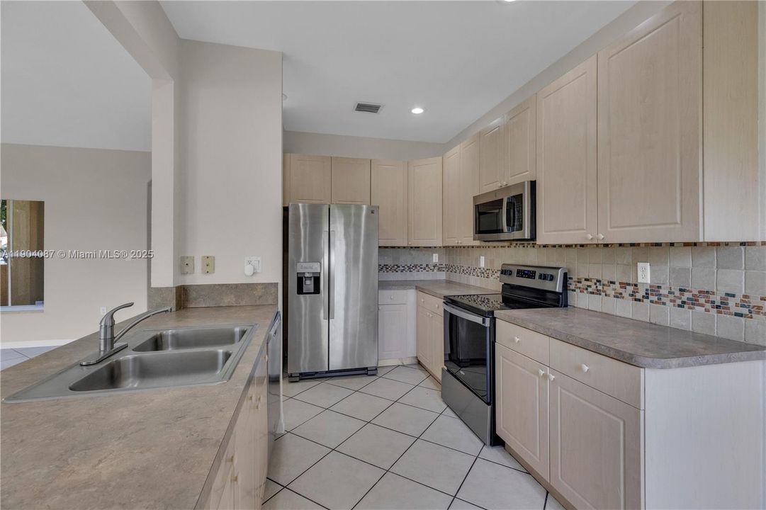 出租: $2,600 (3 贝兹, 3 浴室, 1527 平方英尺)