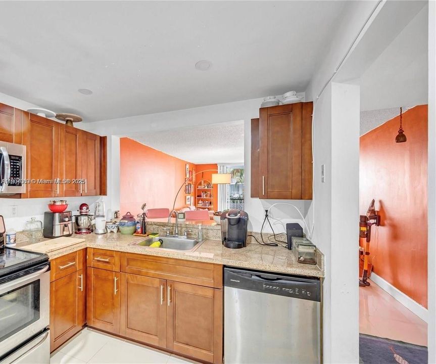 For Sale: $205,000 (2 beds, 2 baths, 1175 Square Feet)