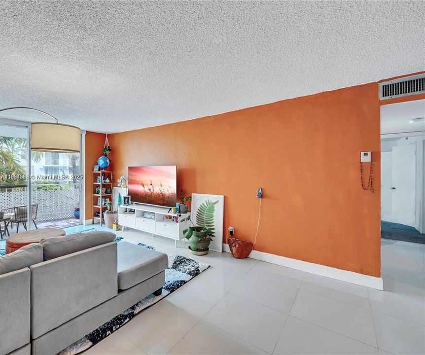 For Sale: $205,000 (2 beds, 2 baths, 1175 Square Feet)