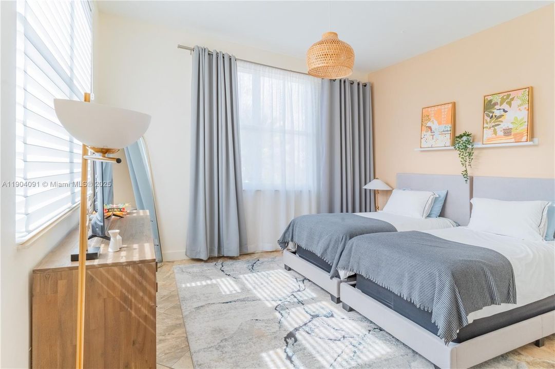 For Sale: $325,000 (2 beds, 2 baths, 1265 Square Feet)