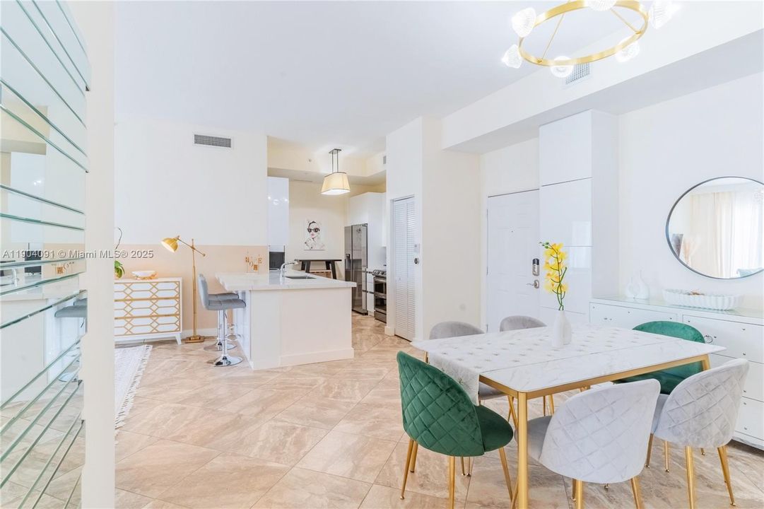 For Sale: $325,000 (2 beds, 2 baths, 1265 Square Feet)