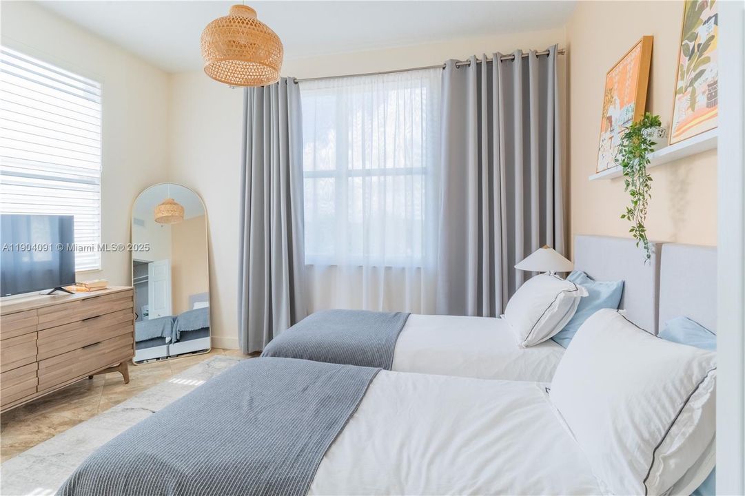 For Sale: $325,000 (2 beds, 2 baths, 1265 Square Feet)