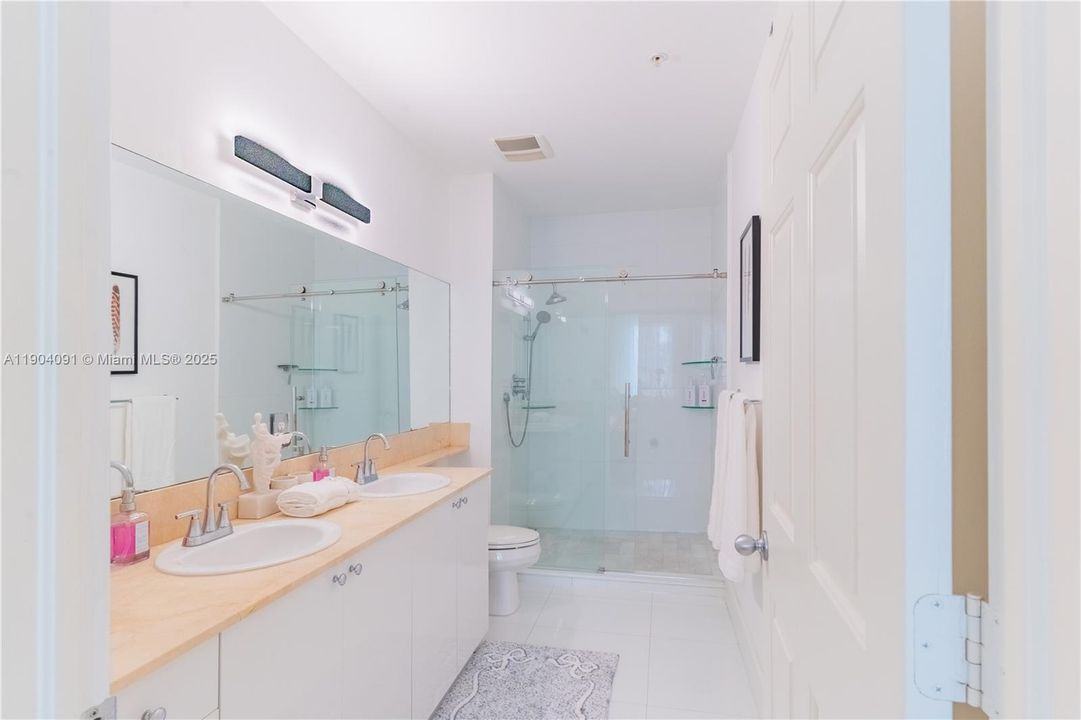 For Sale: $325,000 (2 beds, 2 baths, 1265 Square Feet)